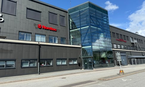 Nu hittar ni oss en våning upp